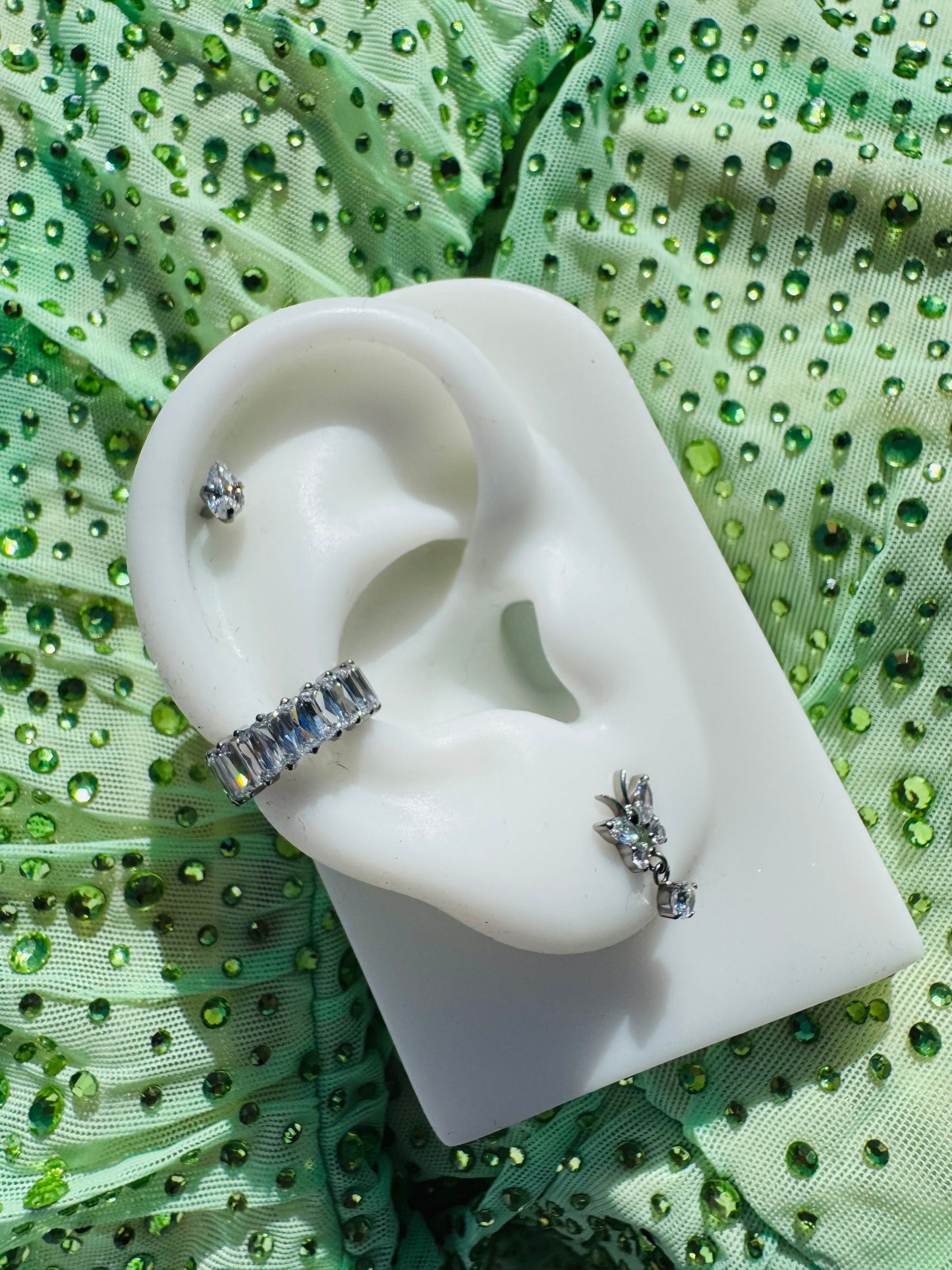TITANIUM STATEMENT ULTRA CRYSTAL 10MM CONCH HOOP - 16 GAUGE
