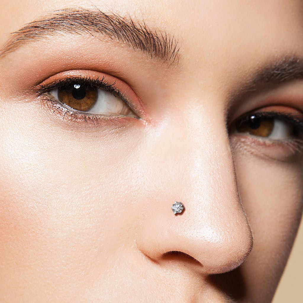 TITANIUM DAINTY CRYSTAL STAR L BEND NOSE STUD - 20 GAUGE